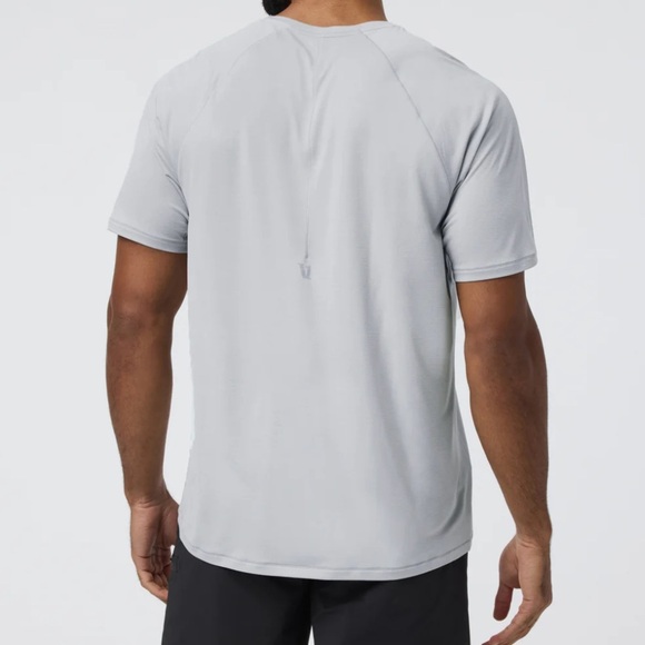 Vuori Short Sleeve Precept Tech Tee in Sky Grey Size Large - Picture 2 of 8